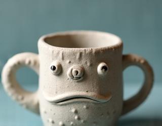 Close-up van een handgemaakte monstermok